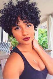 Kurzhaarfrisuren Mit Locken Kurze Schwarze Haare Ein Bisschen Igelfrisur Runde Ohrringe Kurzhaarfrisuren Fur Lockige Haare Lockige Haare Frisuren Kurz