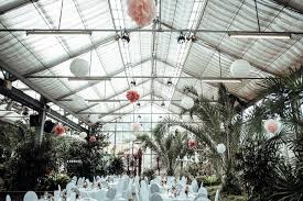 Um eine große hochzeit mit vielen gästen zu feiern, eignet sich die stadthalle mülheim als perfekte hochzeitslocation mitten in nrw. Aussergewohnliche Hochzeitslocation In Nrw Blumenhalle In Julich Hochzeit Feiern Im Gewachshaus Gewachshaus Hochzeit Hochzeitsfotograf Hochzeitsfotos