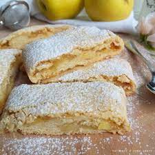 Adesso buco con i rebbi di una forchetta la base della crostata, ci spalmo 200 g di confettura e ci adagio i biscotti tagliati su tutta la circonferenza, disposti a raggiera, li alterno con delle fettine di mela. Biscotto Rotolo Strudel Con Mele E Marmellata Cucinare E Come Amare
