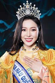 Miss Kieu Duy is haunted by her biological mother carrying 40kg of oranges,  emotionally recalling a man