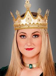 The queen inherited a sizable collection of crowns, tiaras and diadems when she ascended the throne. Golden Crown Queen At Kostumpalast De