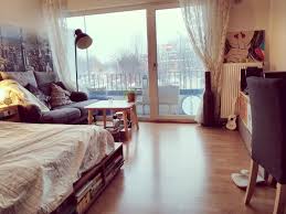 Der aktuelle durchschnittliche quadratmeterpreis für eine wohnung in münchen liegt bei 21,16 €/m². Helles Wg Zimmer Mit Grossem Fenster Und Parkettboden Wgzimmer Schlafzimmer Einrichtung Einrichtungisdee Bett Sofa Couch Bedroo Zimmer Wg Zimmer Wohnen