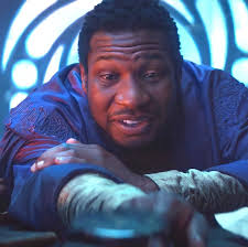 Jonathan Majors is such a great actor, just by these two pictures one could  tell that he plays two different Variants He Who Remains (Loki) & Kang The  Conqueror (Quantumania) Those two