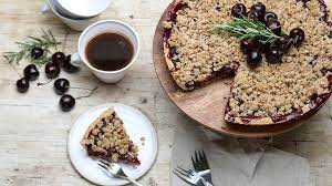 kirsch rosmarin streusel rezept in 2021 streusel kirschkuchen mit streusel lebensmittel essen