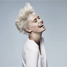 Je vous propose dans ma vidéo différentes coiffures pour vos cheveux courts tout à fait adaptables sur cheveux mi longs et longs au passage coiffure deavita vous propose. Les Coupes Courtes Tendance Du Printemps Ete 2016 Blonde Wavy Hair Medium Blonde Edgy Hair