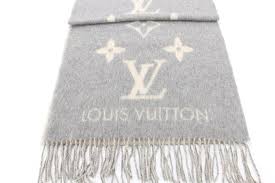 Spenden sie zur kalten jahreszeit sich selbst oder anderen wärme mit einem schal für herren von louis vuitton®, erhältlich in verschiedenen farbkombinationen. Louis Vuitton Reyajavik Unisex Cashmere Schal Grau M72442