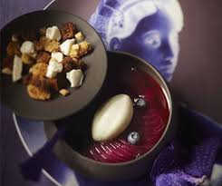 Lenotre Accords Pourpres Poire Pochee Aux Airelles Et Myrtilles Crumble Epice Et Glace Yaourt Www Lenotre Com Gourmandise Desserts A L Assiette Gourmet