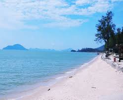 Jarak pantai pasir panjang ini dengan kota singkawang sekitar 17,6 km atau sekitar 30 menit perjalanan mengunakan kendaraan, rute tercepat melalui jl.a. Pantai Pasir Panjang Fasilitas Rute Jam Buka Harga Tiket Dan Daya Tarik Tempat Me