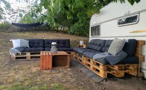 Palettensofa Palettensitzecke Palettenmobel Gartenmobel Garten Outdoorsitzecke In 2020 Gartenmobel Sitzecke Kleiner Tisch