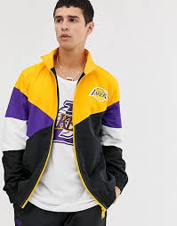 It doesn't matter where you are, our basketball streams are available worldwide. New Era La Lakers Schwarzer Trainingsanzug Asos