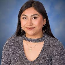 Sarah Mounce's Instagram, Twitter & Facebook