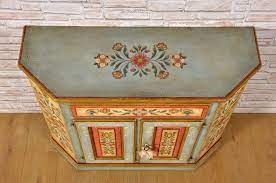 Credenza Dipinta In Stile Tirolese Con Fiori Stilizzati Per Importanti Residenze E Dimore Di Montagna Mobili Vangelista Credenze Dipinte Credenza Verniciata Credenza