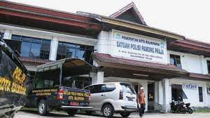 Satpol pp juga merupakan pns yang (untuk jabatan tertentu) dapat menggunakan senjata api sekaligus melakukan penyidikan saat terjadi pelanggaran perda/perkada. Satpol Pp Balikpapan Buka Pendaftaran Pelamar Membludak 300 Orang Padahal Diterima Hanya 50 Orang Tribun Kaltim