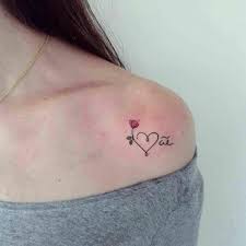 50 Kleine Tattoos Frauen Die Schonsten Motive Mit Bedeutung Kleine Feminine Tattoos Tatowierungen Kleine Tattoos Frauen