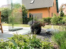 Moderne Terrasse Mit Glas Wintergarten Und Bepflanzung In Bramsche