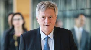 Nous sommes devenus en quelques années le premier acteur du financement des collectivités locales et on ne compte pas s'arrêter là. Bancassurance Remy Weber Quitte La Banque Postale