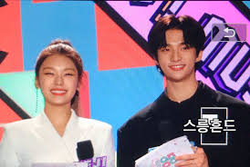 This account dedicated for hwang hyunjin and hwang yeji as couple not sibling. Hyunjin Pics On Twitter Hwang Yeji And Hwang Hyunjin In One Frame Woah