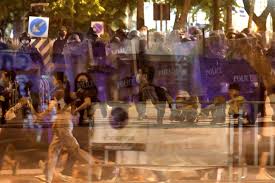 ตำรวจเข้าสลาย หมู่บ้านทะลุฟ้า เช้ามืดวันนี้ ประกาศใช้ พ.ร.ก.ฉุกเฉิน พร้อมนำตัวผู้ชุมนุมขึ้นรถ คาดนำตัวไปที่บก.ตชด.1 76shbquq8soqpm