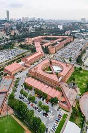 Su lema es la verdad nos hará libres. Universidad Iberoamericana Mexico Arquitectura Fotografia Urbana