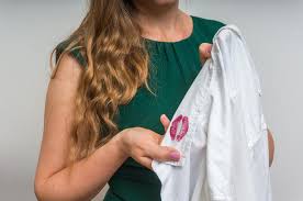 6 طرق تنظيف للتخل ص من بقع أحمر الشفاه عن الملابس مجلة سيدتي