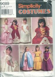 La robe doublée, de longueur au sol ou inférieure, comporte un corsage avec des coutures princesse, une manche cape sur l'éapaule (élastique à l'épaule), une jupe en dirndl et des liens à nouer toute la collection de patrons pochette vogue. Tuto Robe De Princesse Enfant Demereenfils Com Blog Couture A Quatre Mains