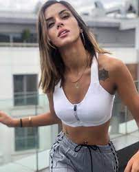 Eğitimini müjdat gezen sanat merkezi tiyatro bölümü'nde tamamlamıştır. Pin On Turkish Beauty
