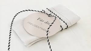 Text wird im unteren bereich auf das taschentuch aufgestickt. Freudentranen Anhanger Und Banderolen Fur Taschentucher Zur Hochzeit Aber Auch Fur Andere Anlasse