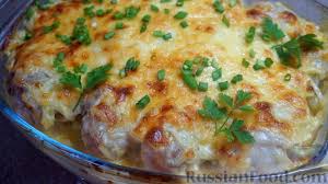 как приготовить мясо по французски в духовке с картошкой Recept Kurica Zapechennaya S Kartofelem I Syrom Po Francuzski Costav Kartofel Kurinye Nozhki Goleni Luk Repchatyj Syr Tvyor Kulinariya Eda Nacionalnaya Eda