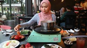 Shah alam (/ʃɑː ˈɑːləm/) is a city and the state capital of selangor, malaysia and situated within the petaling district and a small portion of the neighbouring klang district. Steamboat Paling Murah Di Shah Alam D Kayangan Steamboat Blogger Model Vlogger