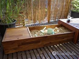 Ein Diy Sandkasten Fur Unseren Balkon Bauanleitung Kleinstadtfaden In 2020 Sandkasten Sandkasten Diy Kleiner Balkon Design