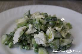 салат из свежей капусты с зеленым горошком и колбасой 2