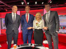 Dan walker's songwriting is very soulful and is crafted from inspired moments with family, friends and you! Dan Walker On Twitter Louise Is 5ft 8 By The Way Breakfastunits Landofthegiants Bbcbreakfast