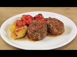 Frikadellen Im Backofen Mit Kartoffeln Gefullte Frikadellen Diese Buletten Sind Eine Uberraschung In 2021 Reisfleisch Rezept Gerichte Mit Hackfleisch Essen Und Trinken