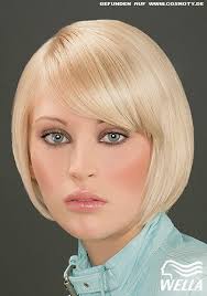 Frisuren Bilder: Kinnlanger Bob hinters Ohr geklemmt