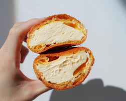 📍パティスリータックン（むつ市） 一般道まで車が渋滞するほどの人気店。 クッキーがのったサクサクのカリットシュー。  カスタードたっぷりで甘めだけど生地がふわふわで何個でもいけちゃう😋