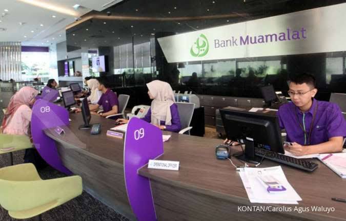 ILUSTRASI. Petugas teller melayani nasabah Bank Muamalat Jakarta, Senin (6/5). Per September 2019 NPF gross perusahaan sudah mencapai 5,64% meningkat drastis dari periode tahun sebelumnya 2,98%../pho KONTAN/Carolus Agus Waluyo/06/05/2019.