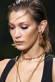 Versace At Milan Fashion Week Spring 2020 Versace Makeup Catwalk Makeup Fashion Makeup