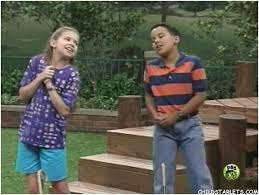 Se estrenó el 6 de abril de 1992 por pbs , y cuenta con el personaje del título de barney, un tyrannosaurus rex antropomórfico morado que transmitía mensajes. Barney Hannah And Emily Marisa Kuers Hannah Owens Adrianne Kangas Barney Child Barney Friends Second Generation Stolack