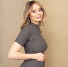 Though this is her first lead role for a feature film she is a successful television and theater actress. Laura Cosoi S A Fotografiat GoalÄƒ In Pat E Super Sexy È™i DupÄƒ DouÄƒ NaÈ™teri Galerie Foto Galerie Foto Stiri Vedete Si Evenimente Viva Ro