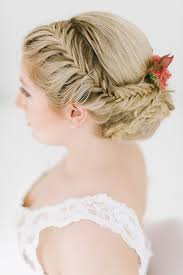 Geflochtene Brautfrisuren Mit Echten Blumen Mit Bildern Hochzeitsfrisuren Brautfrisur Frisuren
