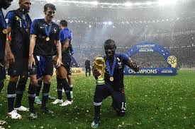 Les maillots de l'équipe de france pour la coupe du monde de football 2018 sont vraiment les plus jolis qui seront portés lors de cet événement mondiale. Coupe Du Monde 2018 Revivez Le Retour Triomphal Des Bleus En France