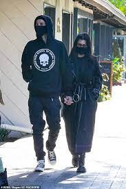 Now the latest news is that kourtney kardashian may have a new boo by the name of travis barker. Gmli6axouohuim