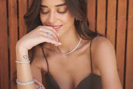 Leona Diamond's Instagram, Twitter & Facebook