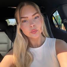 Beth Ricketts (@_bethricketts)