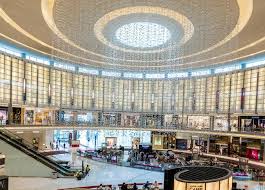 The Dubai Mall This Giant Mall Contains 1 200 Retail Stores And Over A Hundred Restaurants In Addition To A Large Sele Dubai Aquarium Dubai Mall Shopping Malls