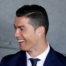 The groin area on ronaldo's statue in portugal has apparently been rubbed so frequently that the bronze has been polished into a fans can't stop rubbing this cristiano ronaldo statue's crotch. Cristiano Ronaldo Muss Fur Buste Viel Spott Ertragen Der Spiegel