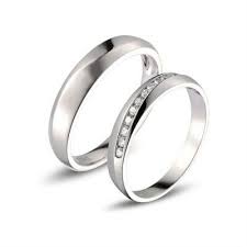 A Perfect Combination Of Rings For Him And Her This Beautiful Couples Wedding Rings Band Features Cool Wedding Rings Mens Wedding Rings Couple Wedding Rings