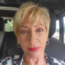 Robin Metcalf's Instagram, Twitter & Facebook