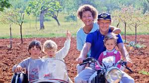 Seine jüngsten kinder, die zwillinge max und mia, bekommen einen onkel oder eine tante. Niki Lauda Die Zwei Grossen Lieben Der Formel 1 Legende Bildplus Inhalt Formel 1 Bild De