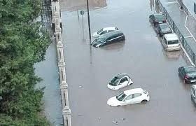 Prima, durante e dopo il nubifragio che ha colpito roma quest'oggi.i shot this video before, during and after the storm that hit rome today. Nubifragio A Roma Strade Allagate Trasformate In Fiumi Video